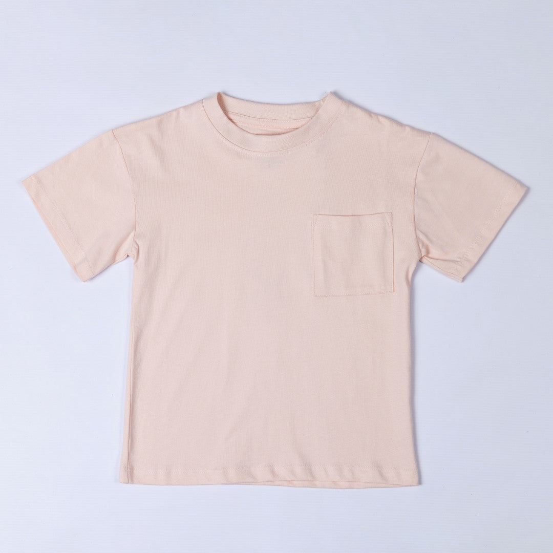 Pink t-shirt with a front patch pocket positioned over the chest and round neck