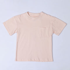 Pink t-shirt with a front patch pocket positioned over the chest and round neck